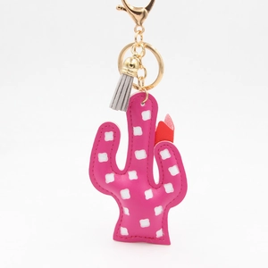 Porte-clés cactus en cuir PU rose avec mousqueton doré et pompon gris sur fond blanc