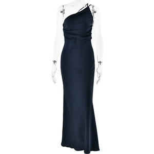 Détail d'une robe en satin bleu marine à une épaule avec fronces et fente élégante
