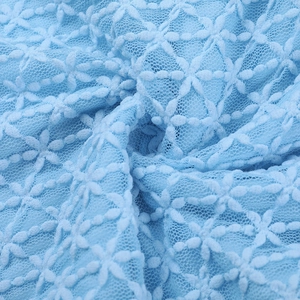 Dettaglio ravvicinato del tessuto in pizzo blu con intricati motivi a rete floreale
