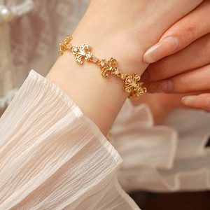 Gros plan du bracelet iris vintage doré orné de cristaux de zircone scintillants