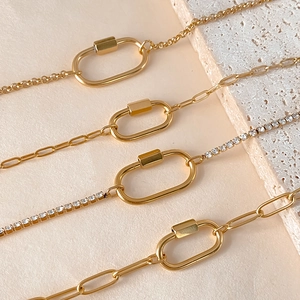 Bracciali con moschettone in acciaio dorato con strass e dettagli catena a graffetta