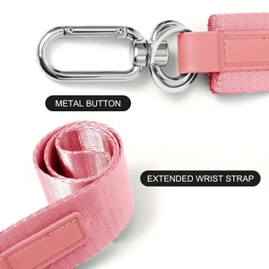 Dettaglio del cinturino rosa con bottone in metallo lucido e tessuto intrecciato