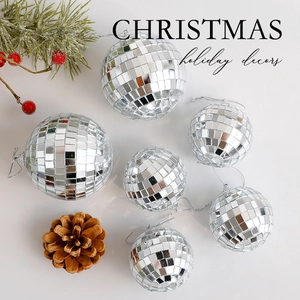 Set de boules à facettes argentées avec pommes de pin pour décoration de Noël