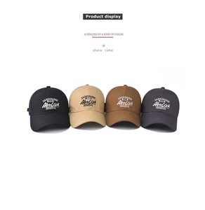 Détail des lettres brodées sur casquettes de baseball en coton noir beige et gris