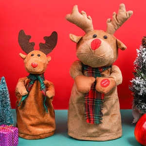 Rennes et Père Noël en peluche chantant et dansant sur un fond rouge festif de Noël