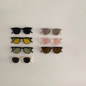 Lunettes de soleil tendance pour enfants en plusieurs couleurs noir jaune et vert