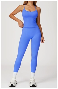 Détail d'un ensemble de yoga sans couture taille haute avec débardeur en bleu royal vif