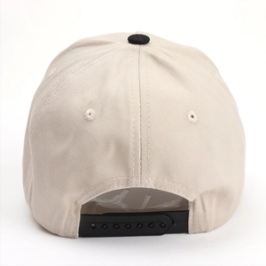 Vue arrière de la casquette beige avec fermeture snapback noire et couronne structurée