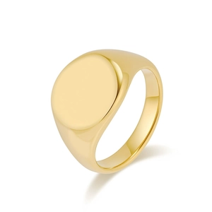 Anello a sigillo minimalista in oro lucido con faccia circolare piatta e liscia in macro