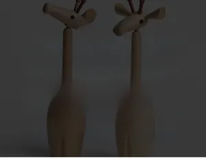 Detail van een houten giraffefiguur met natuurlijke houtnerf en een eenvoudig ontwerp