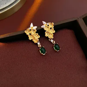 Boucles d'oreilles fleurs plaquées or vintage avec pierre verte et cristaux brillants