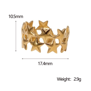 Detail van gouden sterring met afmetingen van 10,5 mm hoogte en 17,4 mm breedte