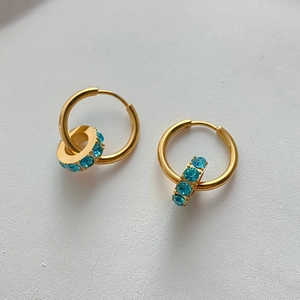 Elegante vergoldete Edelstahl-Ohrringe mit funkelnden blauen Zirkonia-Kristallen