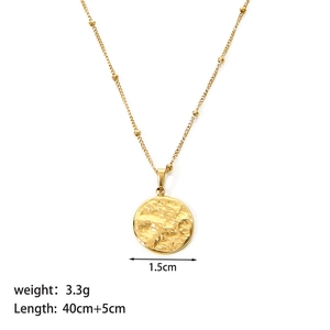 Detail of 18K gold hammer-textured evil eye pendant with 40+5cm chain length specs