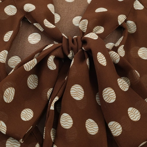 Chemisier en mousseline marron à pois pour femme avec nœud papillon élégant et évasé