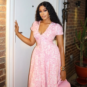 Robe longue fleurie rose élégante avec col en V et manches bouffantes pour femmes