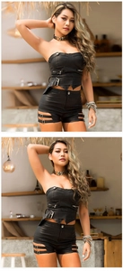 Dettaglio degli shorts in ecopelle nera con fibbia in metallo e design con ritagli