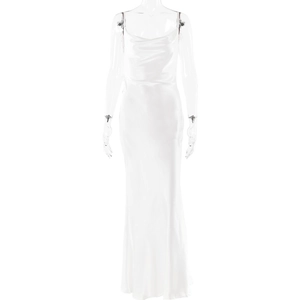 Détail d'une robe en satin blanc avec un décolleté bénitier drapé et fines bretelles