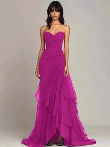 Robe longue fuchsia élégante avec volants et bustier pour les soirées de gala