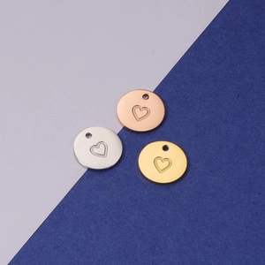 Trois pendentifs ronds en acier inoxydable plaqué or 18 carats avec motif cœur, trois couleurs