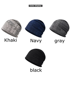Detailansicht von Strickmützen in Khaki, Navy, Grau und Schwarz mit Buchstabenmustern