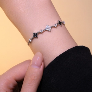Elegant silver zircon clover bracelet featuring black enamel and sparkling diamond inlay