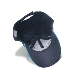 Vue détaillée de l'intérieur de la casquette marine avec coutures renforcées et étiquette