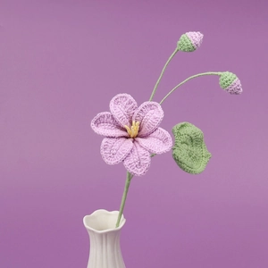 Bouquet de fleurs violettes tricotées main dans un vase blanc pour décoration intérieure