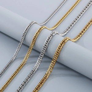 Nahaufnahme von Panzerketten aus Titanstahl in Gold und Silber für Damen und Herren