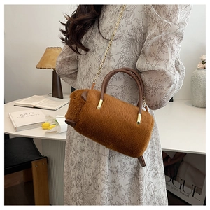 Borsa a cilindro in peluche marrone con manici in pelle e catena dorata