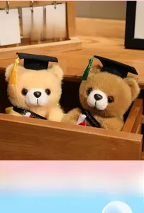 Detailansicht von Abschluss-Teddybären mit Talaren und Congratulations-Schärpen