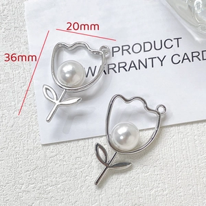Détail de pendentifs tulipe en argent avec perles pour création de bijoux Y2K DIY