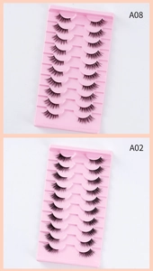 Détail des faux cils naturels modèles A08 et A02 présentés en plateau rose de 10 paires