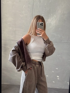 Détail d'un ensemble hoodie délavé gris street style et pantalon de jogging taille haute