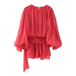 Dettaglio mini abito rosso con maniche a lanterna, bottoni di perle e texture in chiffon