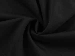 Vue détaillée du tissu noir avec texture douce et plis drapés élégants pour haut ajusté