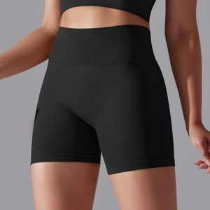 Détail du short de sport sans couture à taille haute montrant la texture côtelée noire