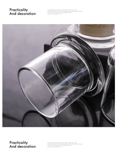 Dettaglio di un vasetto di candela in vetro borosilicato soffiato a mano su superficie nera
