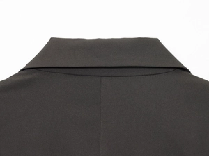 Gros plan détaillé des coutures du col sur une veste de tailleur gris anthracite