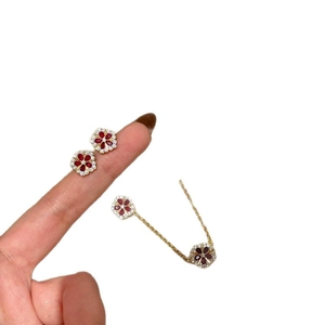 Elegantes Schmuckset aus Gold mit Zirkon-Blumen und roten Steinen für Damen