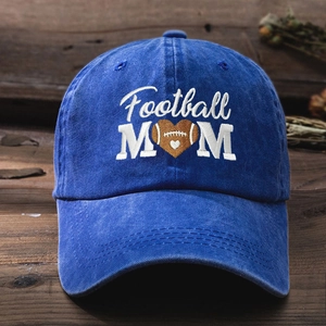 Casquette de baseball bleu délavé avec broderie Football Mom et icône de football en cœur