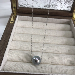 Elegant S925 sterling silver necklace featuring a dark grey round pearl pendant in a wood box