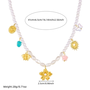 Collier élégant en perles avec pendentifs tournesol, abeille et fleurs plaqués or
