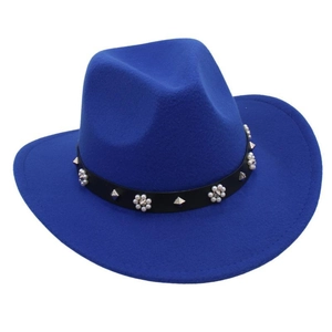Détail d'un chapeau en laine bleu roi avec bande en cuir, perles et rivets argentés