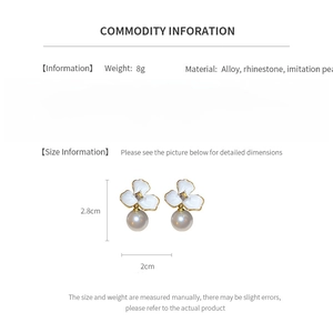 Detail specifications of floral pearl earrings with rhinestone center and dimensions