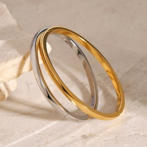 Minimalistisches Armband aus Edelstahl in Gold und Silber auf einem Marmorstein