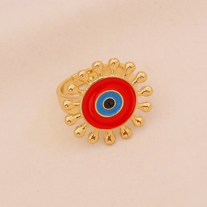 Makroaufnahme des goldfarbenen Sonnenrings mit rot-blauem Emaille-Auge-Design