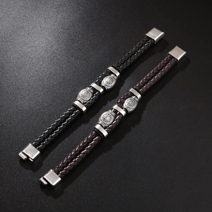 Bracciali da uomo in pelle intrecciata a mano con chiusura magnetica e ciondolo a bussola