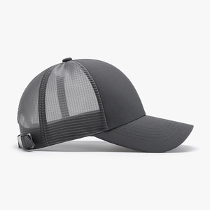 Cappellino trucker grigio impermeabile con mesh traspirante e fibbia regolabile