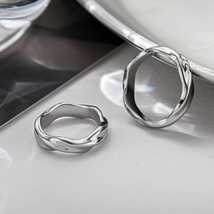 Anello Onda Mobius Minimalista Acciaio Al Titanio Lucidato A Specchio Fascia Geometrica Gioielli Per Donne Uomini Coppie